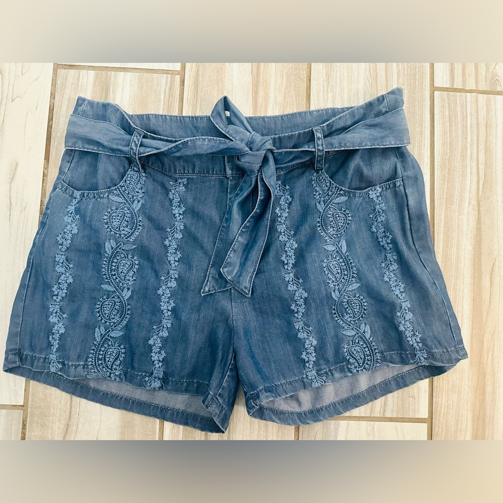 NWT, Alya Blue Embroidered Jean Shorts, Medium